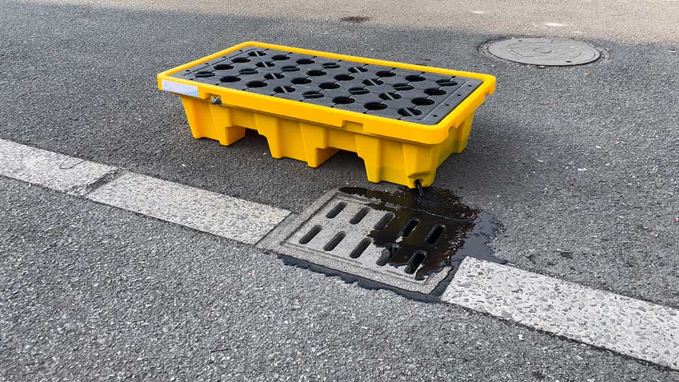 Drain plug empties leakages directly