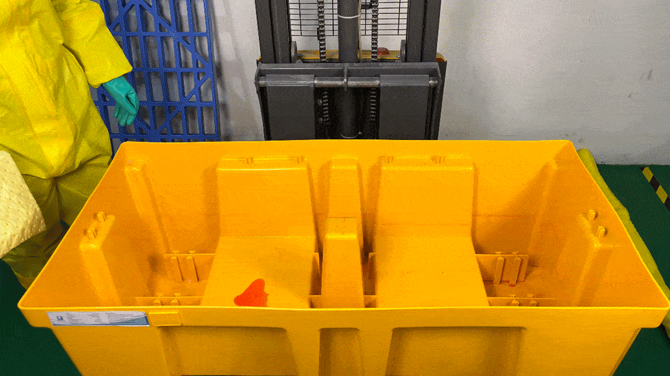 Clean up residue leakage in the spill pallet by absorbent pads