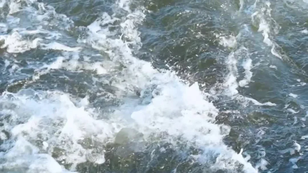 How Do Floating Containment Booms Adapt to Water Currents and Waves