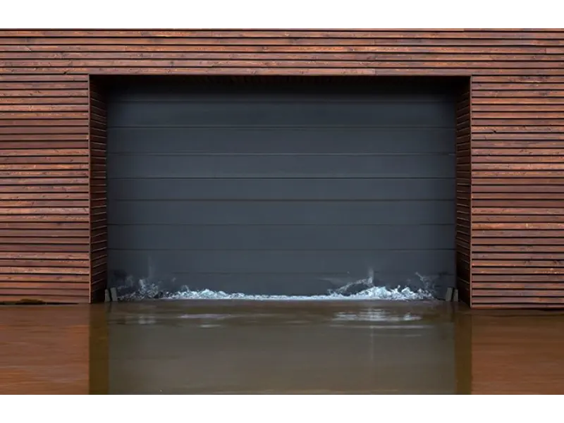 how does a self closing flood barrier work